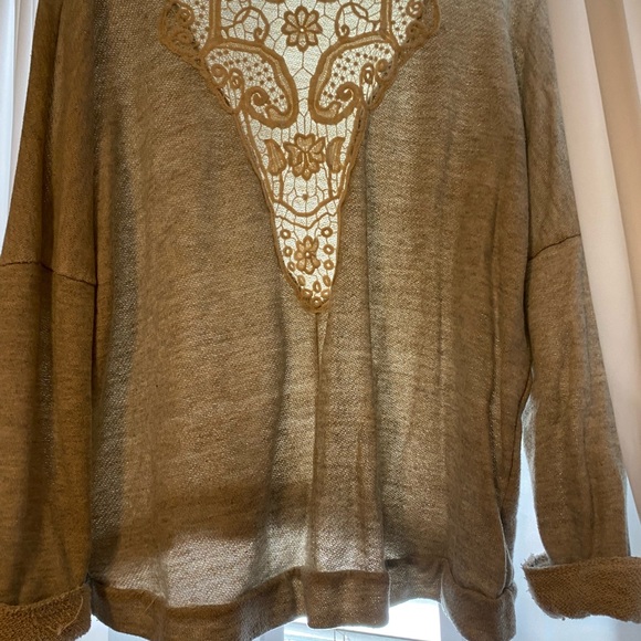 Grey tunic with lace detail back. Tag removed. Size L - Picture 2 of 2